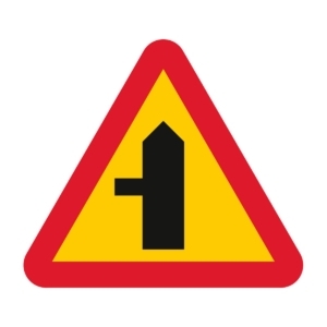 A29-10 Varning för vägkorsning där trafikanter på anslutande väg har väjningsplikt eller stopplikt