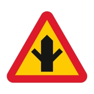A29-3 Varning för vägkorsning där trafikanter på anslutande väg har väjningsplikt eller stopplikt