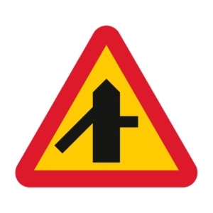A29-6 Varning för vägkorsning där trafikanter på anslutande väg har väjningsplikt eller stopplikt