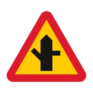 A29-7 Varning för vägkorsning där trafikanter på anslutande väg har väjningsplikt eller stopplikt