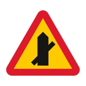 A29-8 Varning för vägkorsning där trafikanter på anslutande väg har väjningsplikt eller stopplikt